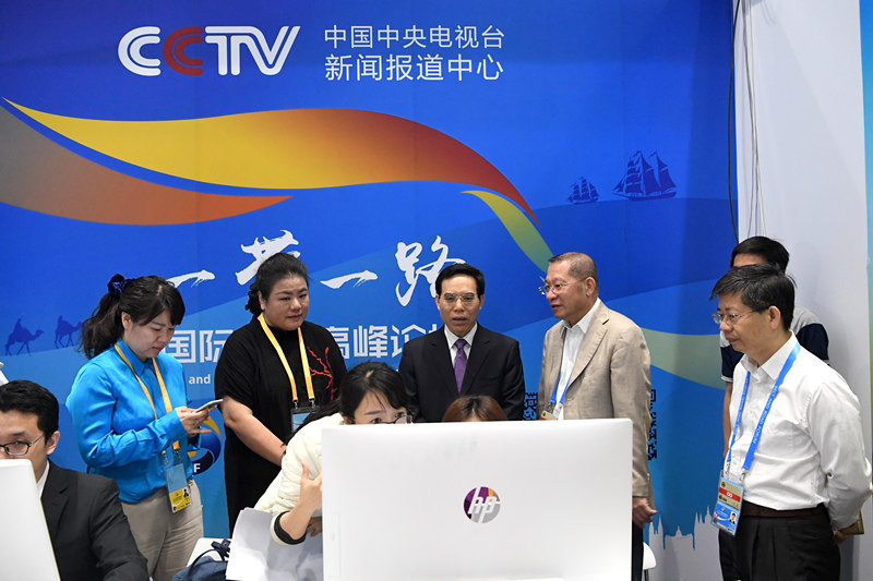 货车高速上追尾连撞多车致1死1伤